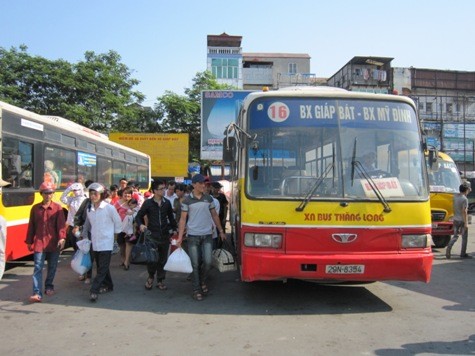 Do nắng nóng nhiều hành khách phải vật vã leo lên xe buýt để về nhà trọ